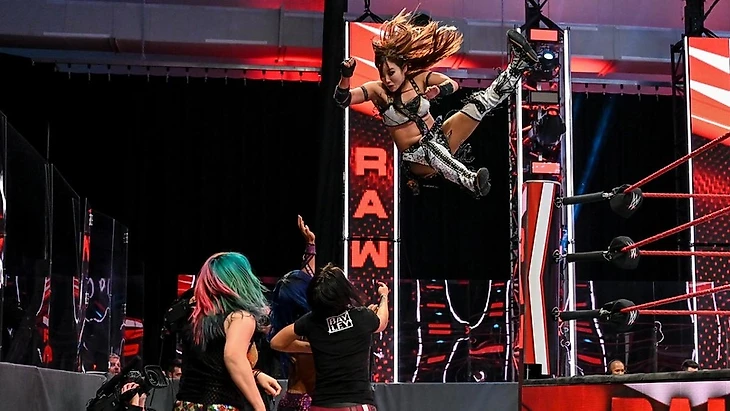 Обзор WWE Monday Night RAW 06.07.2020, изображение №8