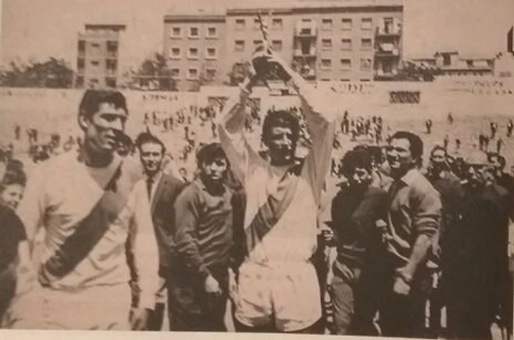 Трофей постсезонного кубка &quout;День Тренера&quout; в руках игрока Райо Эрреро