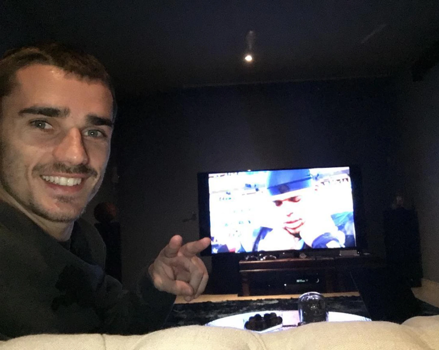 https://photobooth.cdn.sports.ru/preset/post/e/2e/c4d423b9e4a19a158ca0b481b3881.png