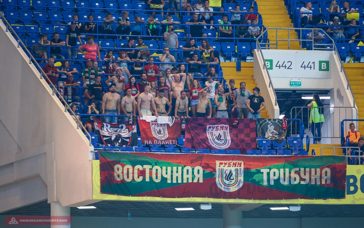 р