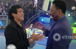 Легендарное видео: Пеле и Марадона головами чеканят мяч и пасуют друг другу – это была мечта Диего