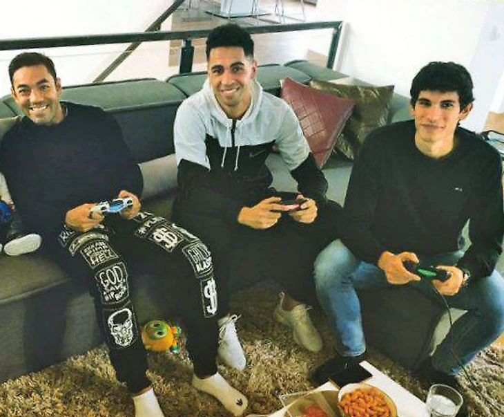 Испаноязычное братство играет в PS4