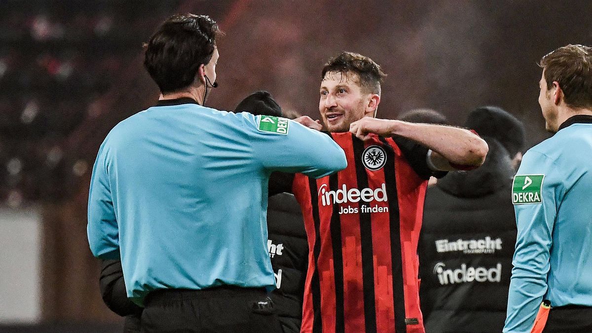 Капитан «Айнтрахта» завершил карьеру посреди сезона ради сына. На прощание он обменялся футболками с судьей