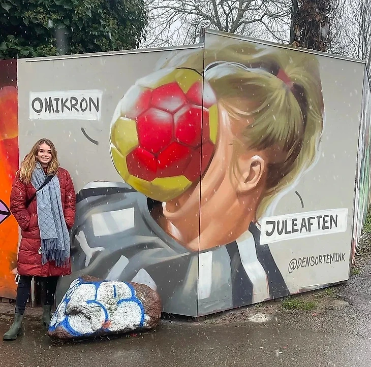 Вратарь сборной Дании Алтея Рейнхардт возле знаменитого граффити в Копенгагене