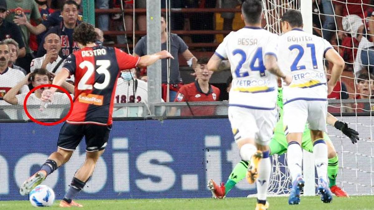 Нападающий «Дженоа» Дестро забил «Вероне» с бутылкой в руке. После матча сказал, что не знал, куда ее бросить