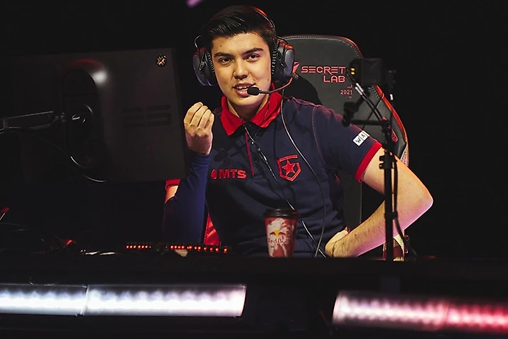 «Родителям тяжело понять, что ты не просто убиваешь время в компьютере. Они хотят хорошего будущего для своего ребёнка, чтобы он поступил в университет, потом нашёл работу»