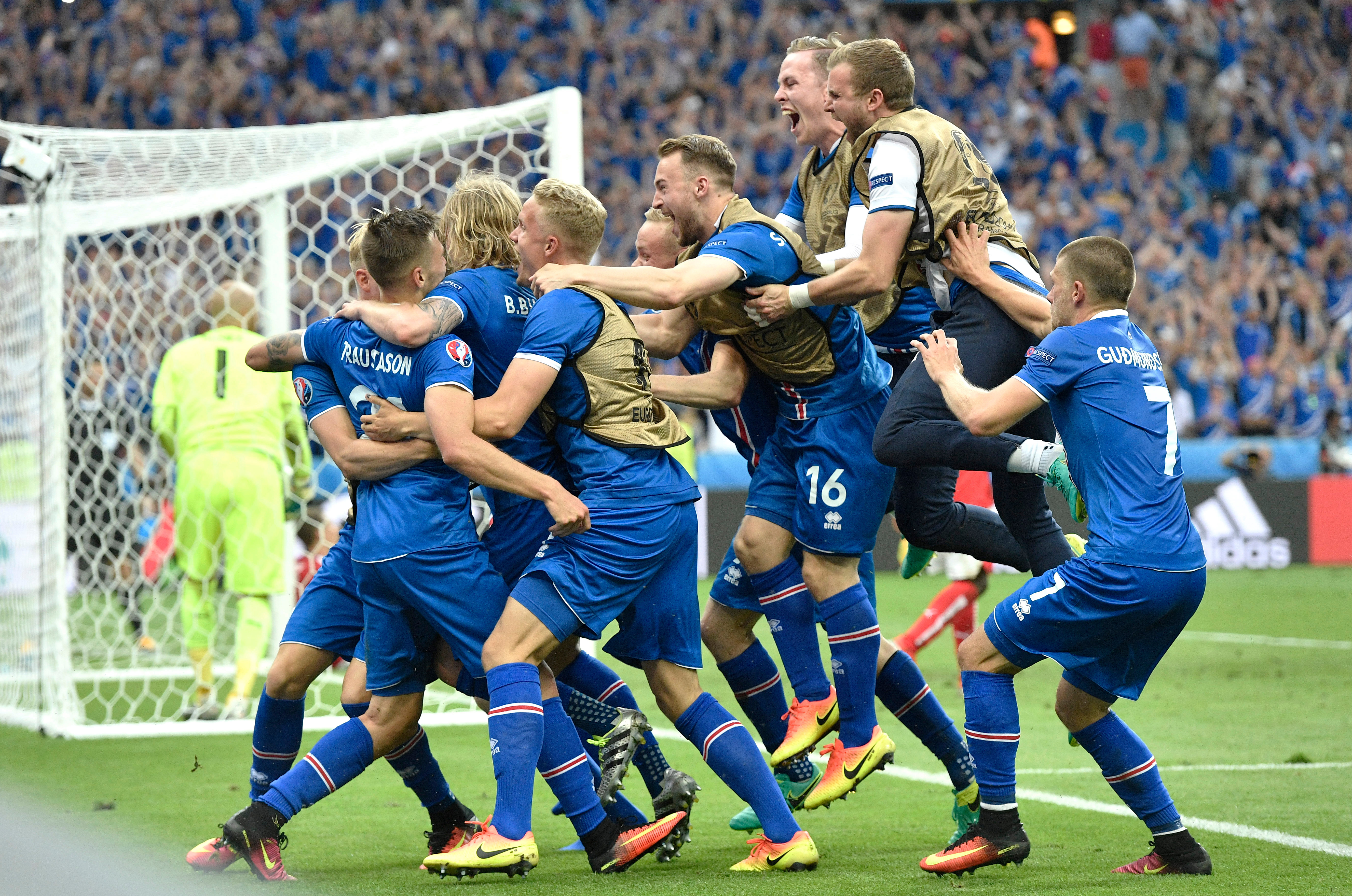 Чемпионат исландии по футболу. Англия Исландия 2016. Исландия на евро 2016. Евро 2016 Англия. Португалия Исландия евро 2016.