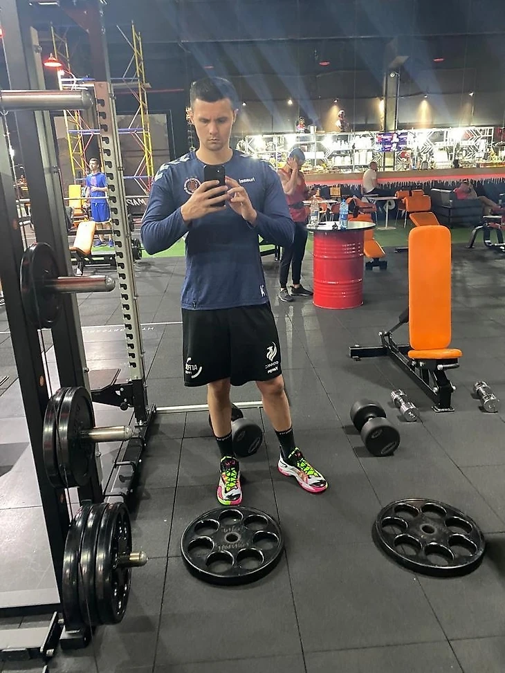 Высшая лига. Максим Куретков: "Пока не мог играть, искал себя. Потом понял: моё — это гандбол!", изображение №4