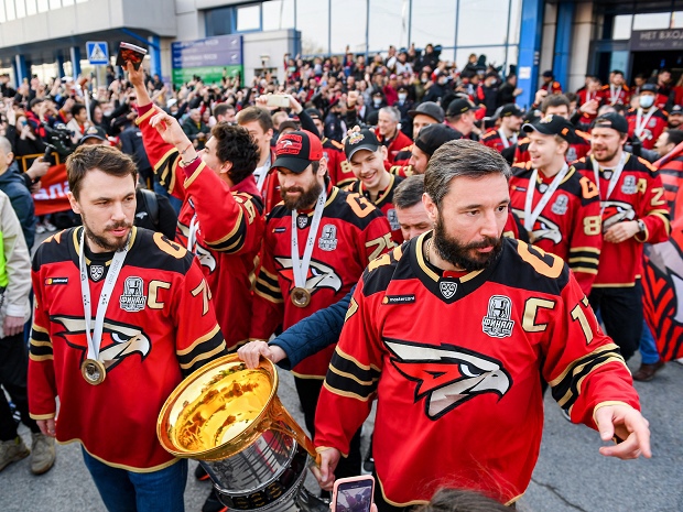 «Спасибо» пандемии. «Авангард» пока не может приехать в Омск, но болельщики без праздника не остались