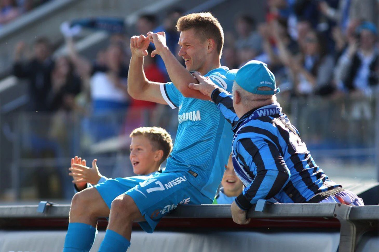 Шатов сидит