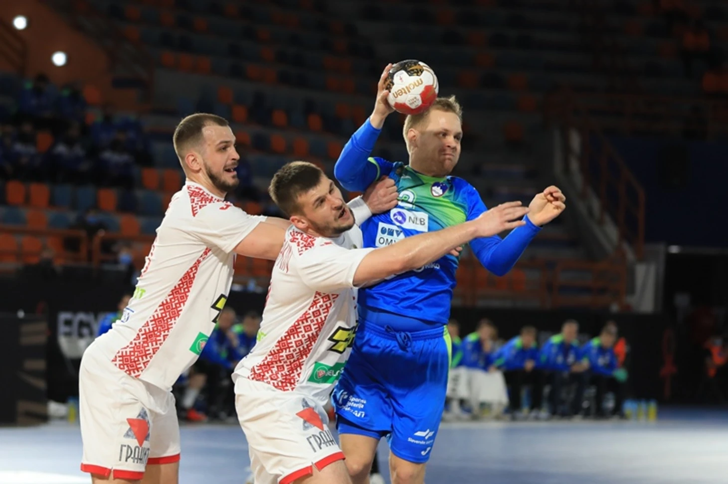 ЧМ-2021. На своих ошибках. Белорусы начнут основной раунд лишь с одним набранным очком, изображение №1