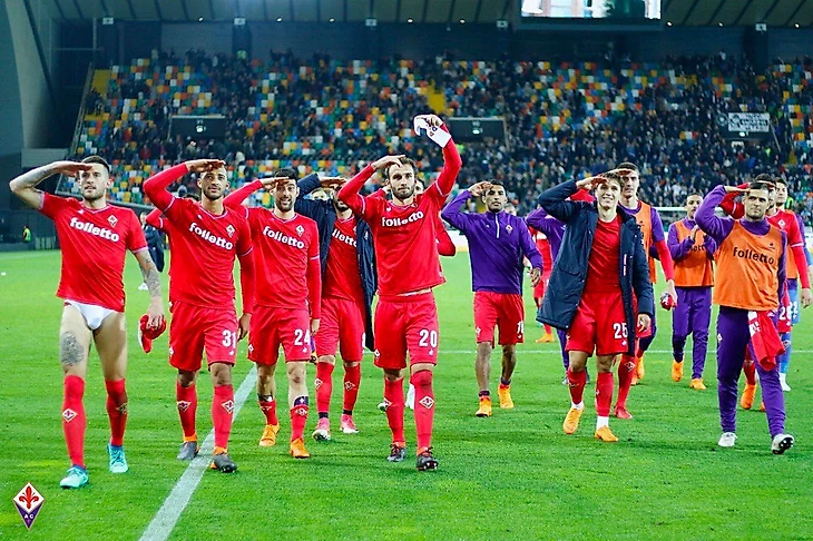 Футболисты «Фиорентины» отдают честь Астори после матча с «Удинезе»