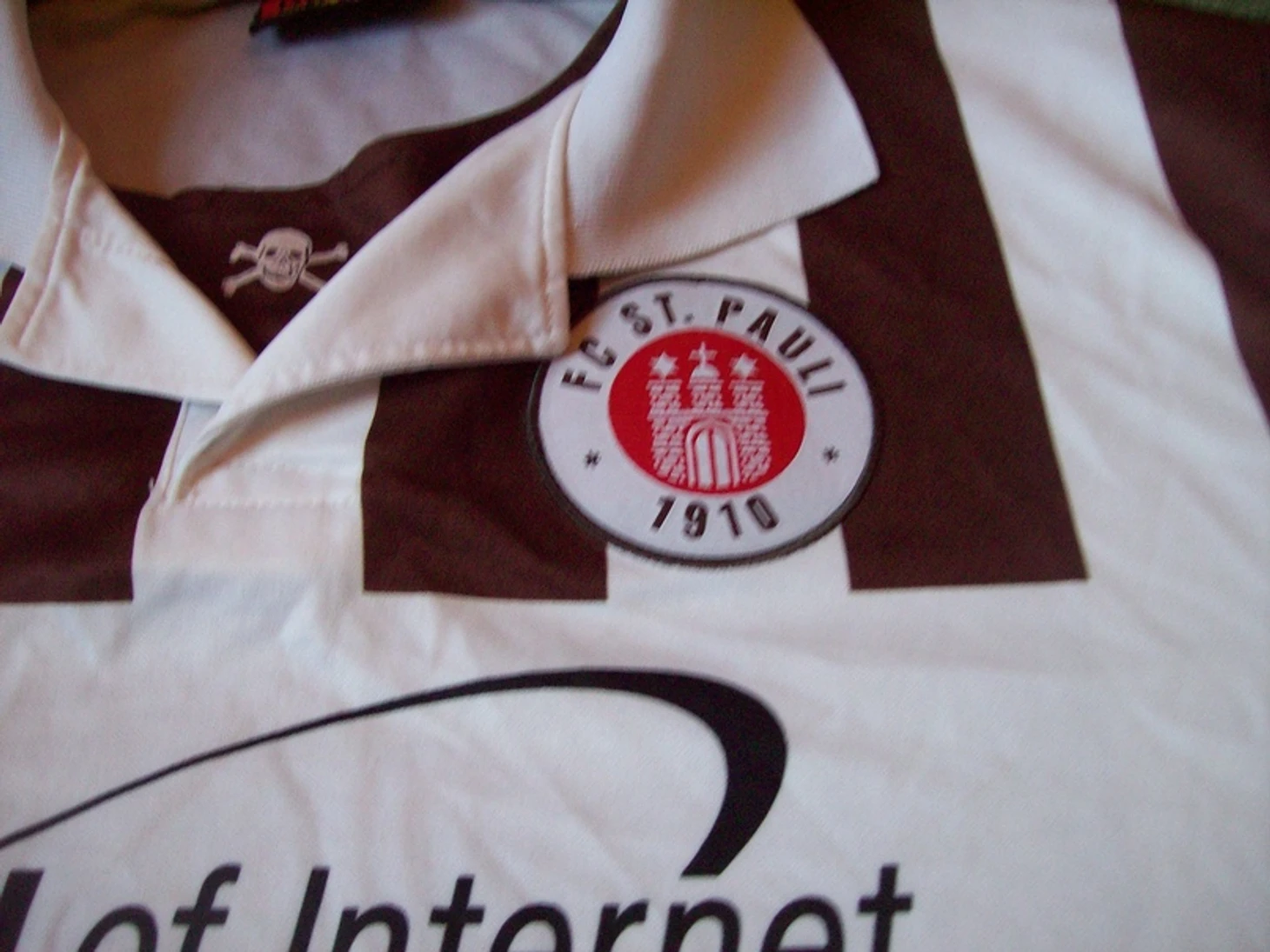 &quout;Веселый Роджер&quout; на воротнике формы