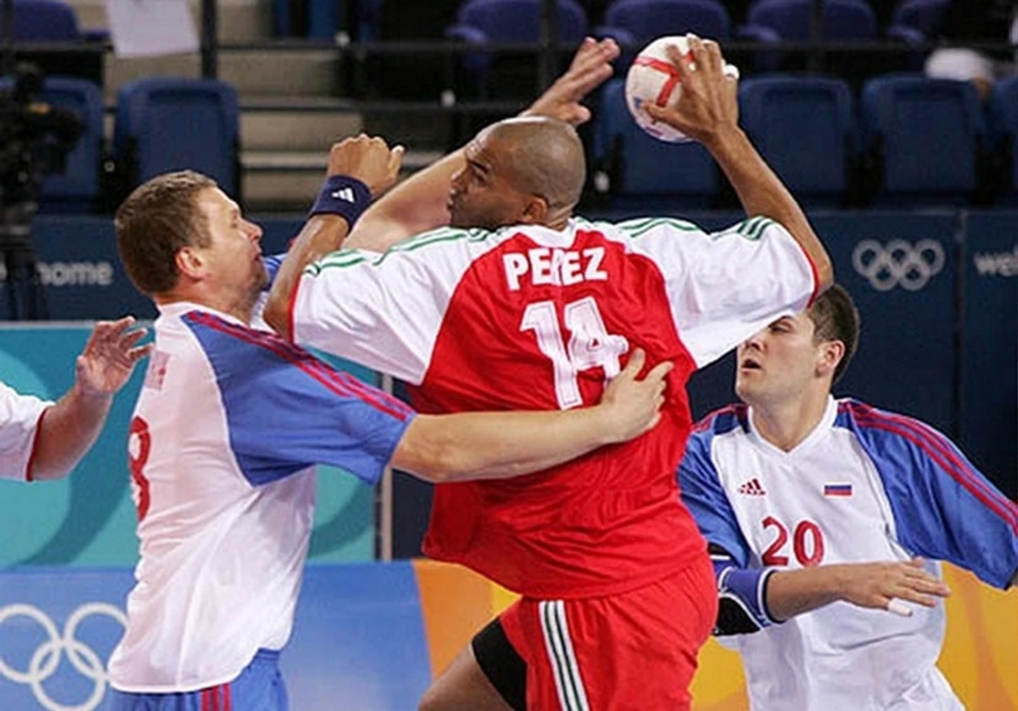 Эдуард Кокшаров: "Не сравнивайте меня с Горлуковичем. Все-таки у нас игра интеллигентнее", изображение №13