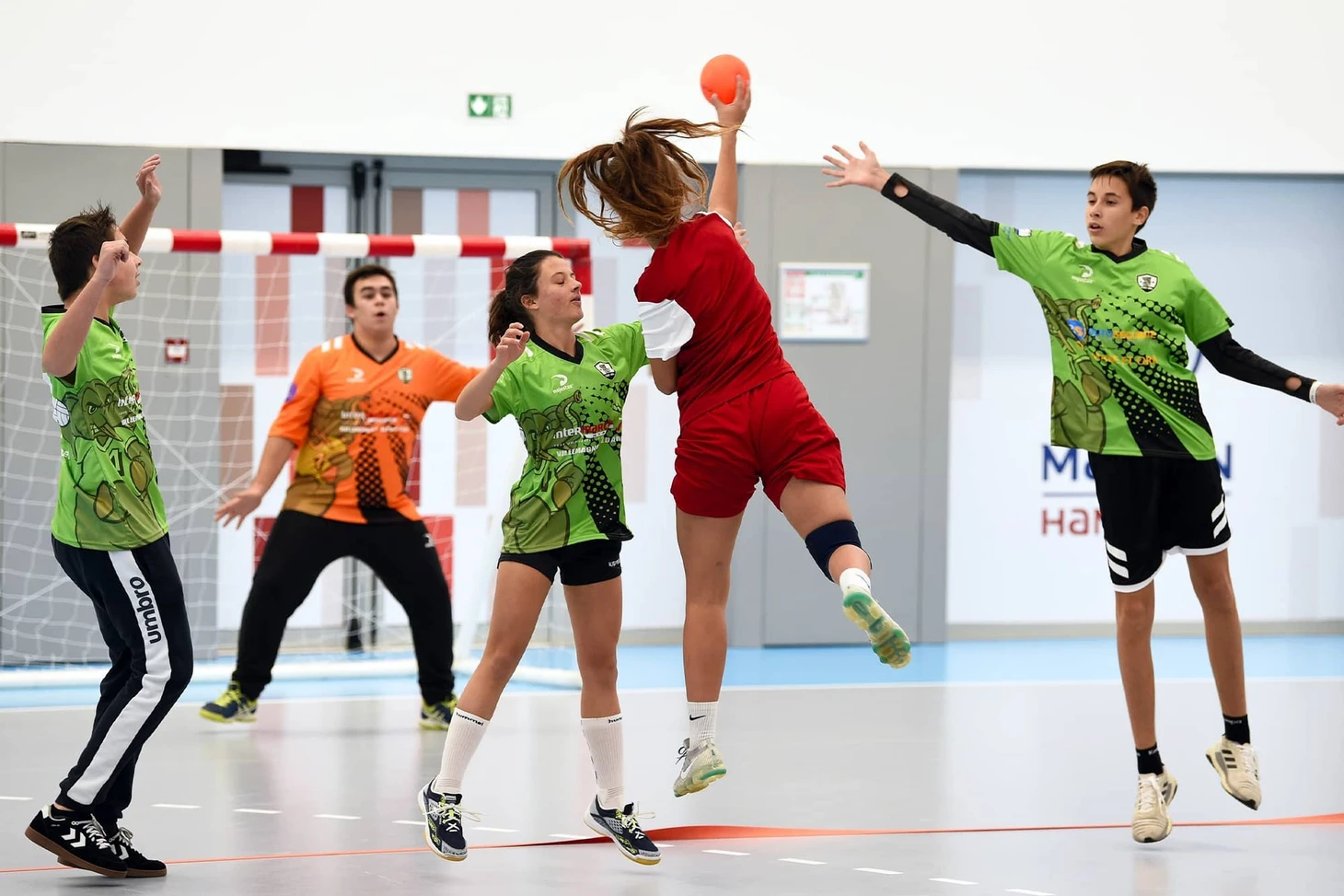 Пока просто забава — для маленьких и больших. А дальше? БЦ знакомит вас с бесконтактным гандболом, изображение №6