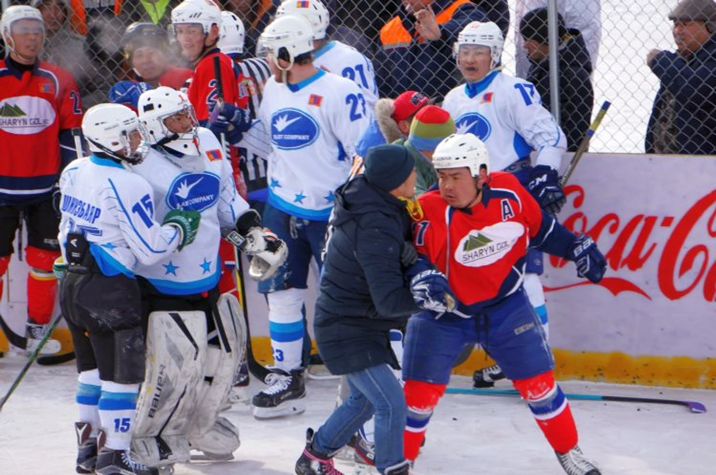 Фрагмент финального турнира чемпионата Монголии по хоккею в Шарын Голе