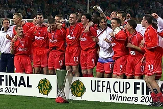 В ЭТОТ ДЕНЬ В 2001 ГОДУ: «Ливерпуль» выиграл Кубок УЕФА после победы над «Алавесом» со счетом 5:4