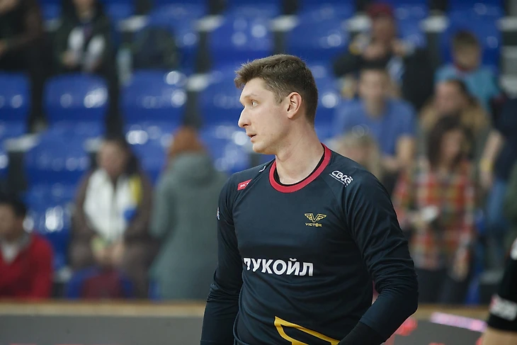 Olimpbet Суперлига. Александр Лысенко: "Увидел на игроках "Виктора" футболки — слезу вышибло…", изображение №1