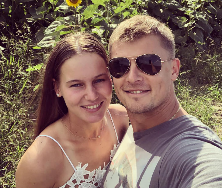 Он был моделью и тренировал Звонареву, но бросил все ради 15-летней. Сейчас она его жена и №4 в России
