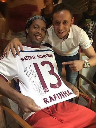 Рафинья поздравил великого кудесника мяча Роналдиньо с днём рождения!