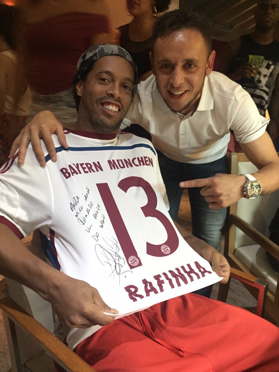 Рафинья поздравил великого кудесника мяча Роналдиньо с днём рождения!