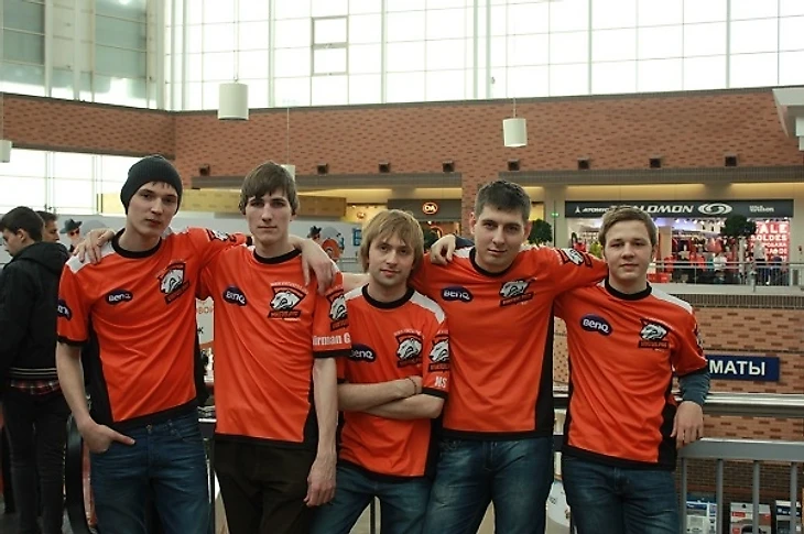 Один из первых составов VP по Dota 2
