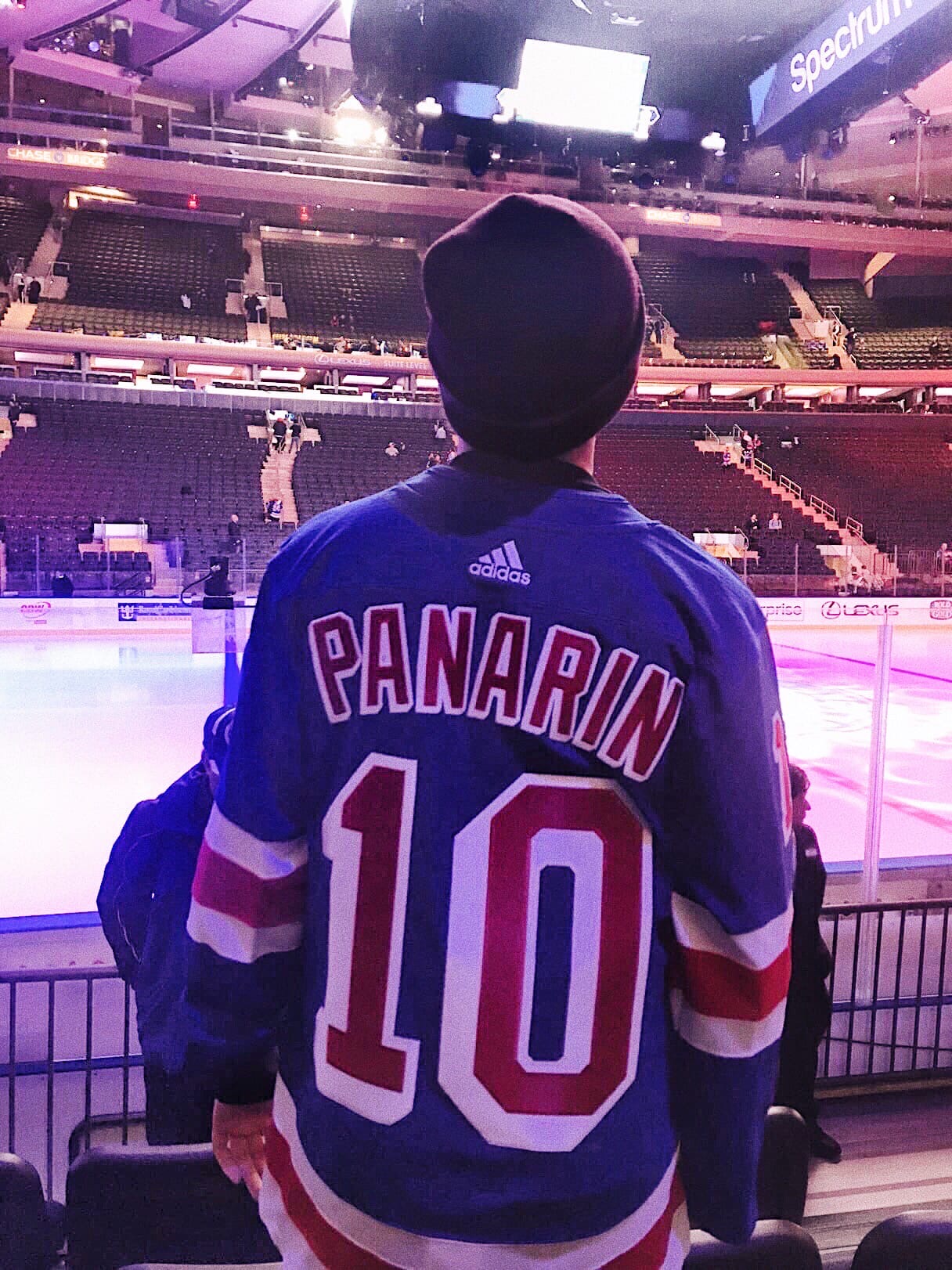 Усы Мэттьюса, звезды на трибунах и великий Панарин – как играют в хоккей на легендарной арене Манхэттена