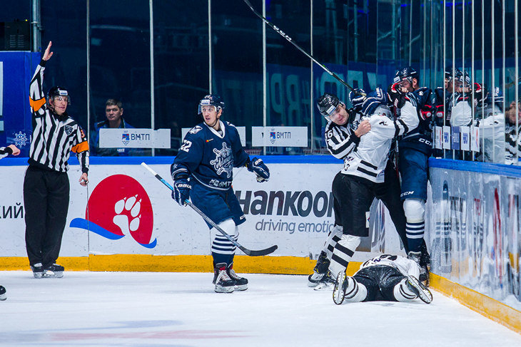 Самый отмороженный хоккеист КХЛ снова сломал игрока. Тот пропустит год