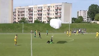 А мне летать охота!!! В Польше во время матча на футбольное поле приземлился парашютист и схлопотал жёлтую карточку