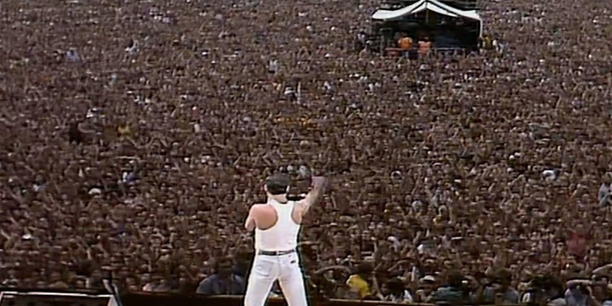 Концерт квин на стадионе. Фредди Меркьюри Уэмбли 1985. Фредди Меркьюри стадион Уэмбли 1986. Концерт Queen на Уэмбли 1986. Концерт Фредди Меркури на стадионе Уэмбли 1986.