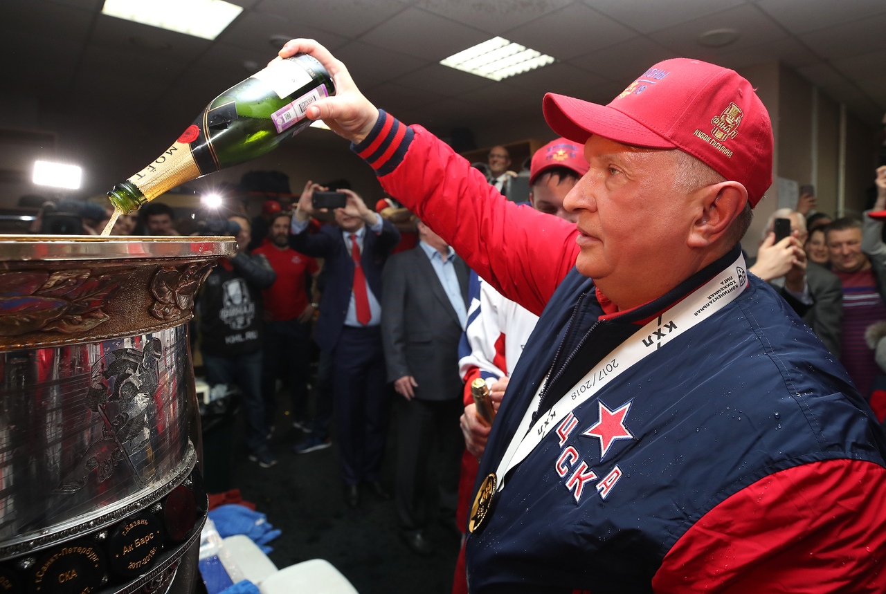 Медведеву вручили медаль, министр экономразвития подливал шампанское, а Сечин зажигал в раздевалке