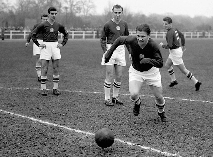 Рис. 3. Ференц Пушкаш и его партнёры тренируются перед матчем