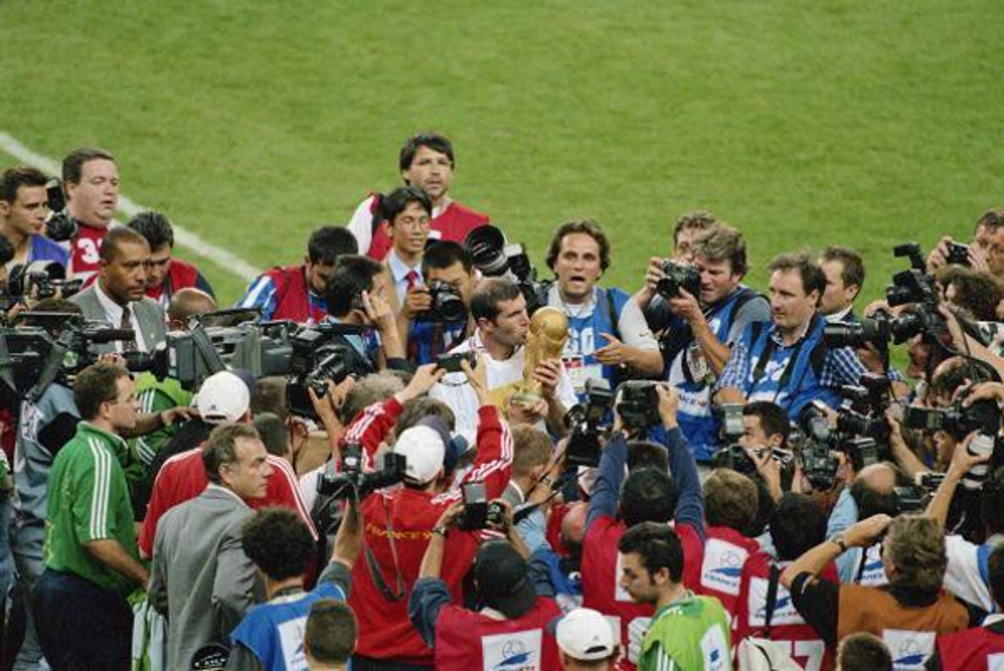 https://photobooth.cdn.sports.ru/preset/post/e/b5/4619a9f4c4e6f84abc06502855d03.png