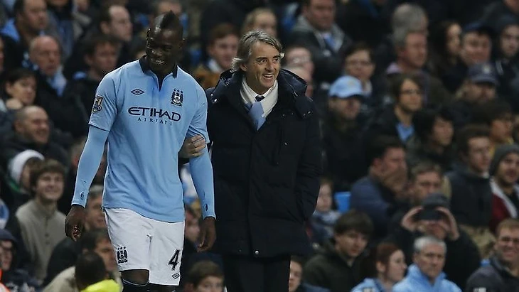 Роберто МАНЧИНИ (справа) - единственный тренер, более-менее справлявшийся с нравом Марио БАЛОТЕЛЛИ, - теперь в &quout;Зените&quout;. Но, кажется, не заинтересован в мятежном форварде. Фото REUTERS