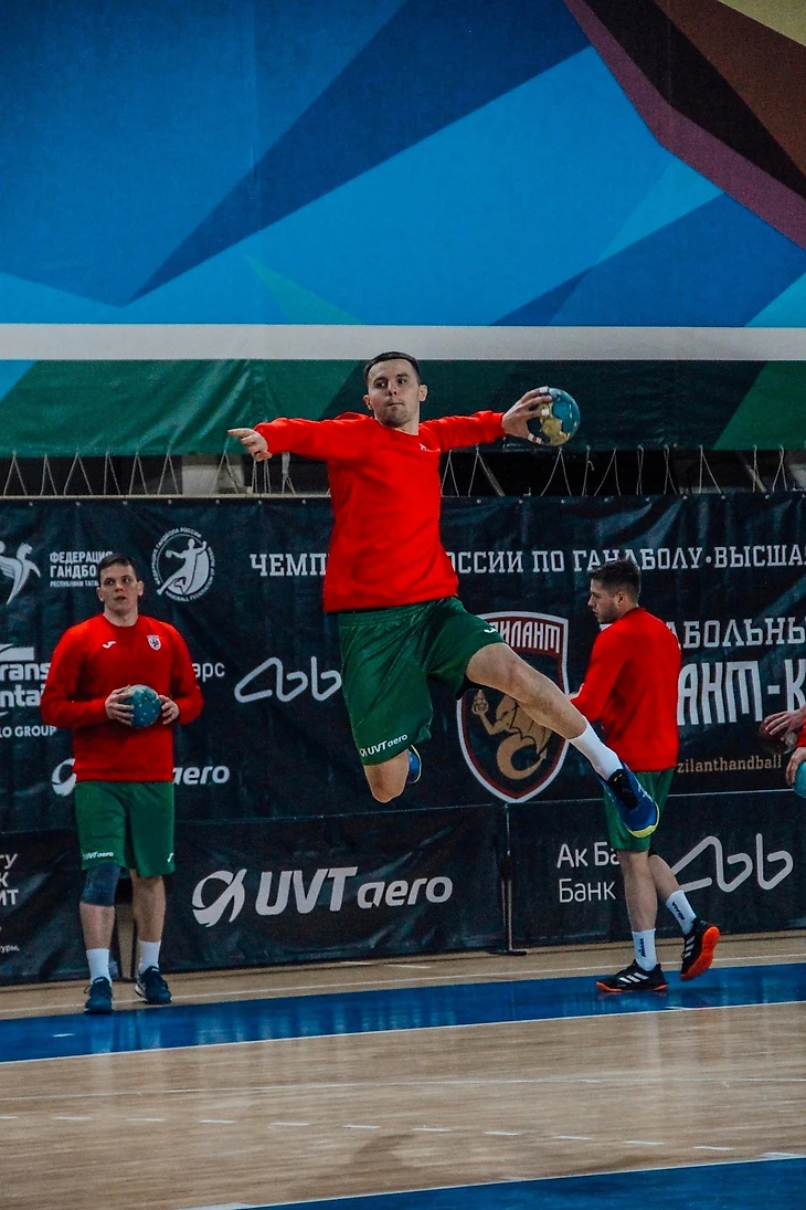 Высшая лига. Максим Куретков: "Пока не мог играть, искал себя. Потом понял: моё — это гандбол!", изображение №1