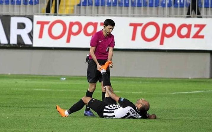 В чемпионате Азербайджана арбитр оказал первую медицинскую помощь футболисту