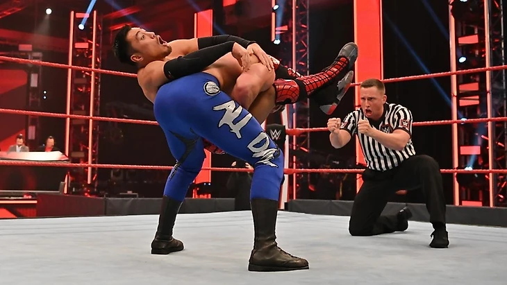 Обзор WWE Monday Night Raw 13.04.2020, изображение №7