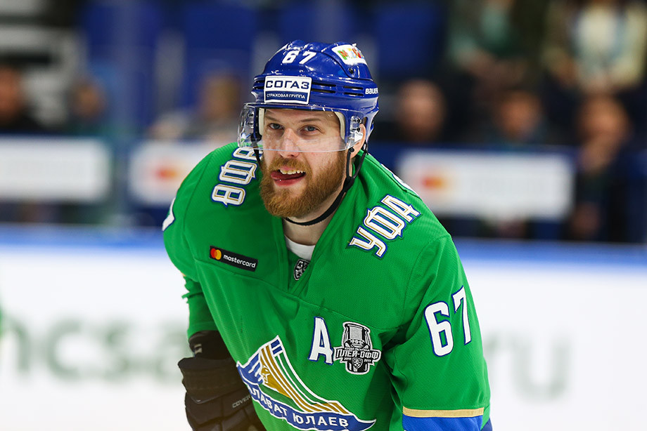 Игрок КХЛ упал от воображаемого удара. Его давно считают симулянтом