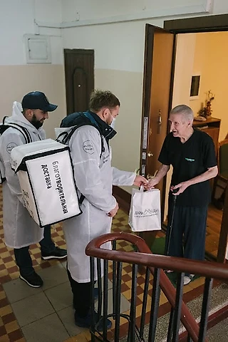 Боец ММА Владимир Минеев доставил обеды одиноким пенсионерам