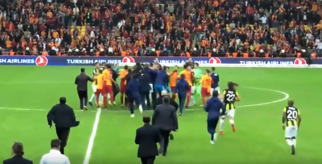 Стамбульское дерби здорового человека: голы, удаления и массовая потасовка игроков и тренеров