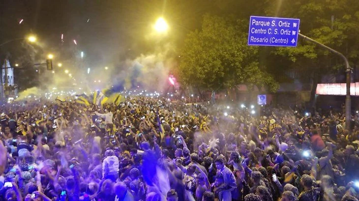 болельщики празднуют возвращение «Сентраль» в высшую лигу