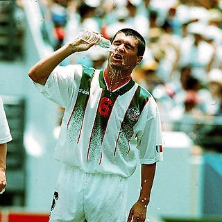Рой Кин освежается во время одного из матчей Чемпионата Мира 1994