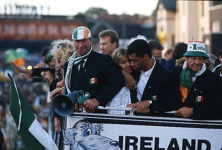 Джека Чарльтона и команду встречают толпы благодарных болельщиков. Сборная Ирландии дошла до 1/4 финала чемпионата мира в 1990 году