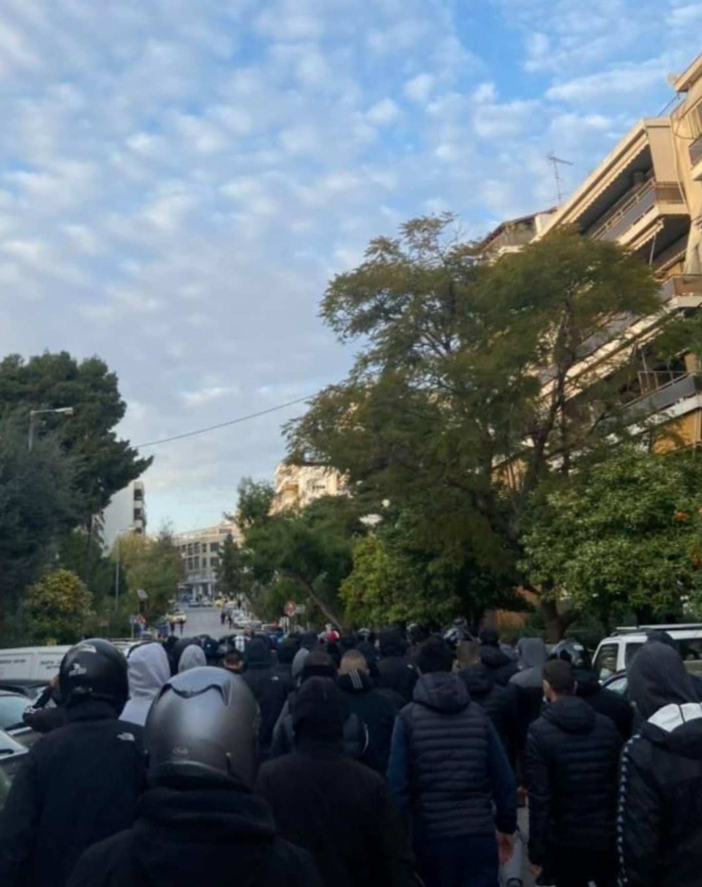В Греции футбольные фанаты встали на защиту населения от произвола полиции и местного ОМОНа. Все из-за антиковидных мер