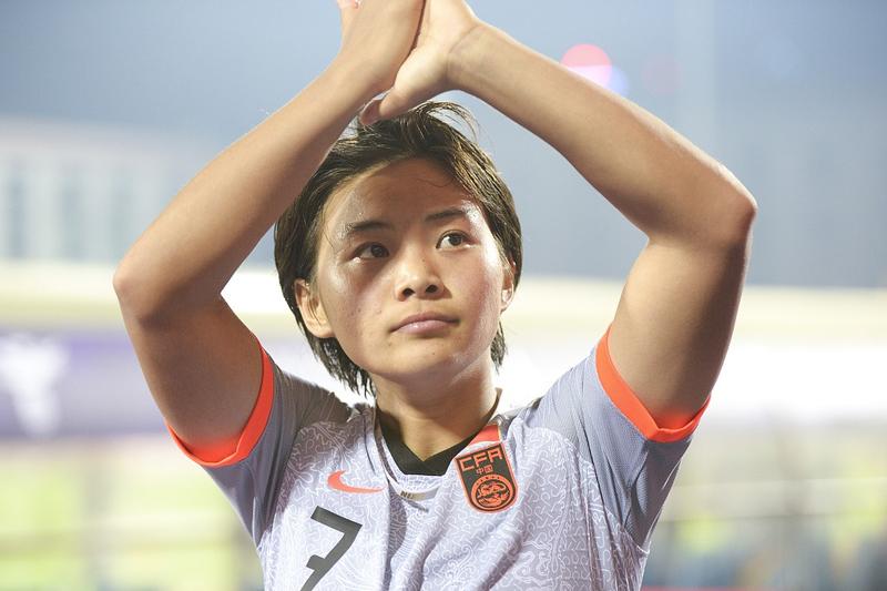 Футболистка сборной Китая закрыта в Ухане, но не сдается: тренируется на крыше уже месяц