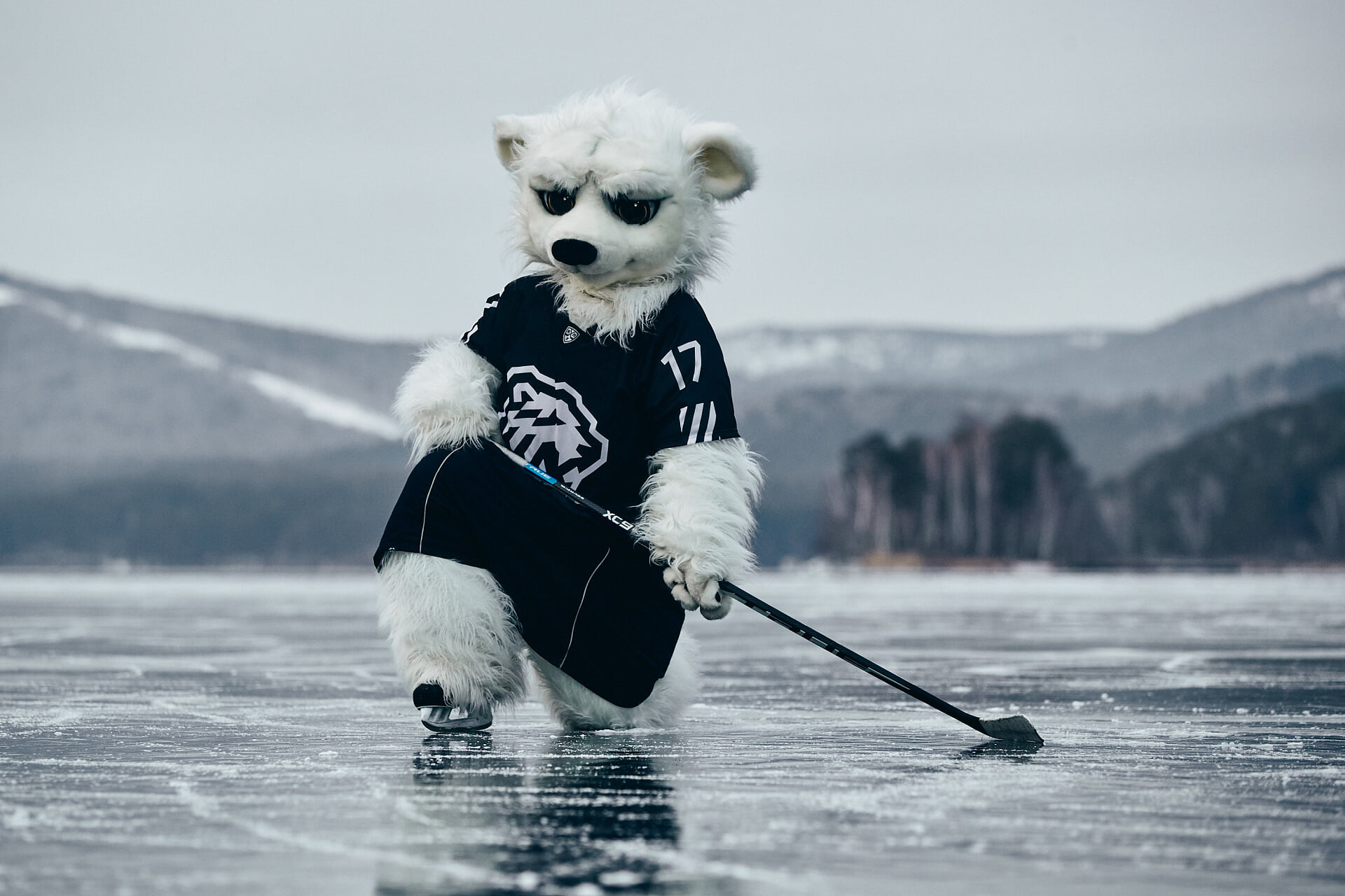 Под Челябинском есть озеро с прозрачной водой – зимой там катаются на коньках. Виды – просто космос