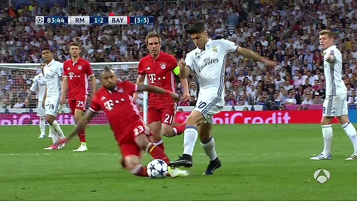 Видаль получает вторую желтую карточку