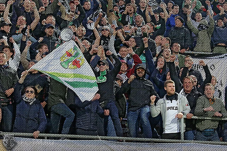 Сергей Сергеевич Шустиков поддерживает Торпедо с трибун стадиона им. Э.А. Стрельцова
