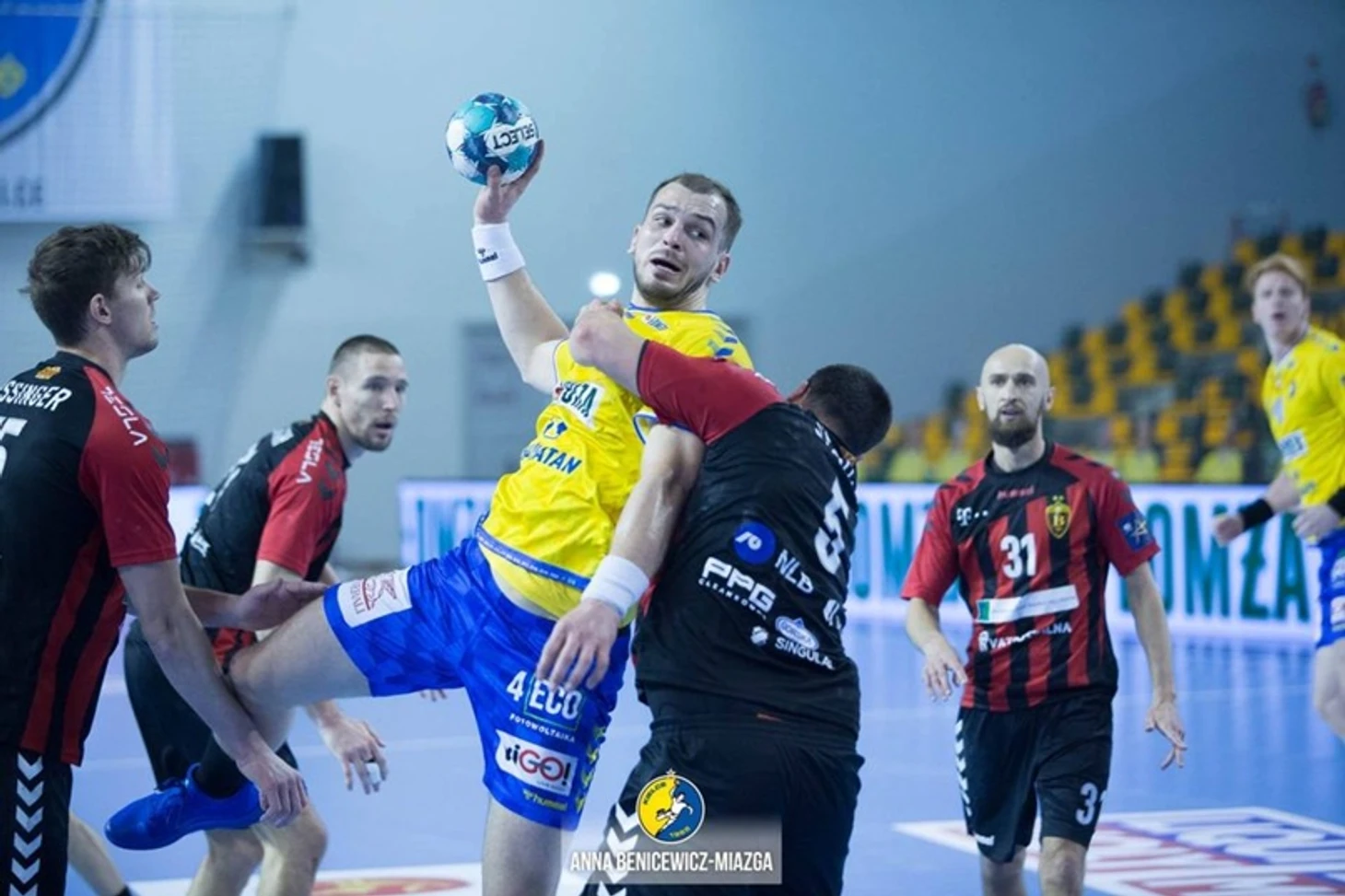 Лига чемпионов. "Веспрем" не проигрывал дома два года. И вот громом грянул "Ольборг"!, изображение №3