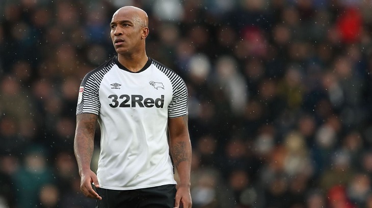 Экс-защитника «Ливерпуля» ограбили и ударили ножом. Фанаты собирают деньги на баннер в поддержку